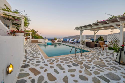 LOUNGE-POOL-AFTERNOON-03
