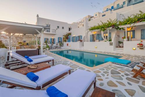 LOUNGE-POOL-AFTERNOON-05